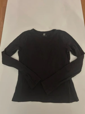Två långärmade tröjor från HM  - Säljer dom här svarta och vita långärmade, Kontakta om man vill köpa de separat! Står ingen storlek men skulle passa xss-xs