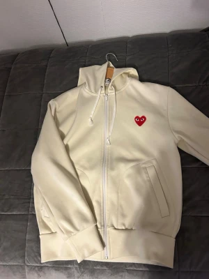 Comme des Garçons hoddie - Säljer en stilren beige hoodie från Comme des Garçons. Skick 10/10 nypris 2500 (kvitto finns)🙌