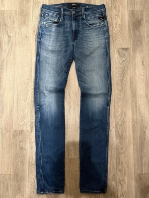 Replay Anbass Hyperflex Jeans Blå - Sjukt snygga och sköna blåa Replay Anbass Hyperflex jeans i fint skick (Finns slitning i grenen) i storlek W32/L36. Mått - Midja: 40cm, Benlängd: 113,5cm. Modellen är 185cm & 63kg. Hör av dig vid funderingar!🤝