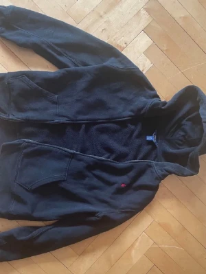 Polo Ralph Lauren hoodie  - Svart hoodie från Ralph lauren bra skick och kvalité. Nypris 2000kr. Storlek XS-S