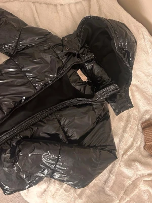 Vinterjacka  - Jättefin dunjacka i tjockt varmt material ifrån Nelly🩷 Inte använd mycket, väldigt bra skick! Inga slitage eller tecken på användning. Nypris ca 1000 skriv om du undrar något