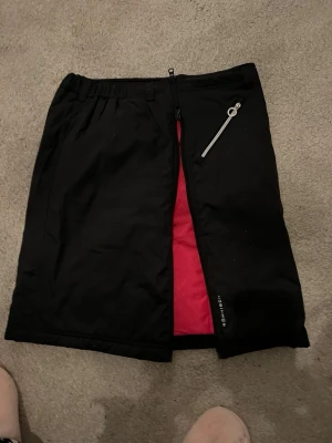 Termokjol Röhnish  - Svart termokjol i strl 38 . Två fickor. Dragkedjor på sidan ! Snabbtorkande material.  Längd 56 cm  Finns i Liljeholmen 