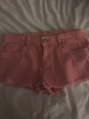 Rosa jeansshorts  - Rosa jeansshorts feån bershka i st s. Köpta på plick men aldrig använda då de är för stora. Mycket bra skick!
