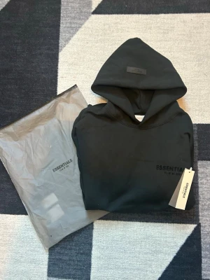 Essentials - Säljer denna essentials hoodie som jag aldrig har använt då tröjan inte passade mig, tröjan är varm och perfekt för vardagsförbruk!