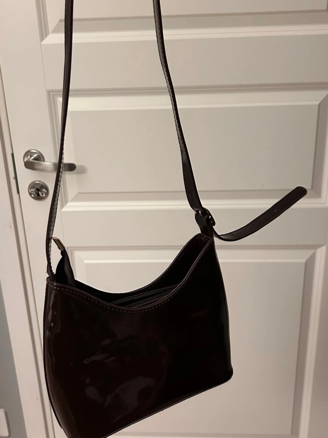 Mörkbrun axelväska i glansigt skinn - 1