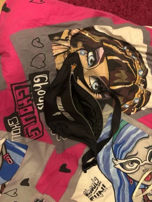 Billie Eilish - Billie Eilish väska från HM. Skriv om ni har frågor. Priset går att diskutera och jag kan gärna mötas upp i stockholm☺️