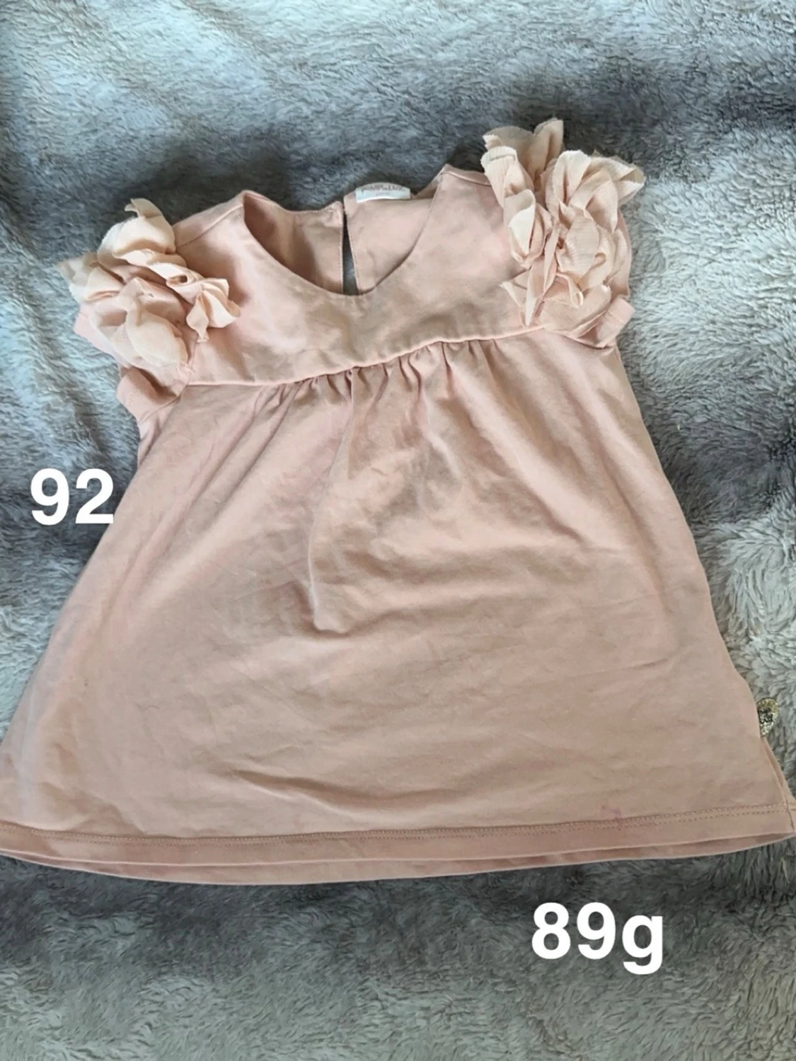 Aprikosfärgad blus med volangärmar