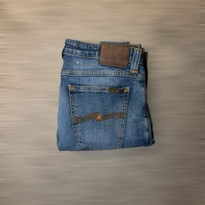 Nudie Jeans  - Tja! Säljer ett par Nudie jeans i storleken (32/32)-moddel Skinny Sam, Spring blue. Pris: 499kr-skick 8/10. Vid minsta fundering hör av er!