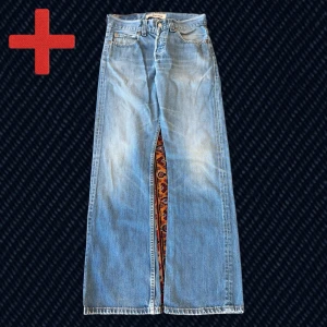 Levi’s 512 Bootcut  - En riktigt fin modell av utgångna Levi’s 512 Bootcut-jeans i storlek 31/34 (sitter mer som 31/32, se måtten nedan). Har blivit lagade i grenen riktigt snyggt och är i bra skick, hör av dig om du har frågor!  Mått: Midja – 40 cm, Lår – 29.5 cm, Innersöm – 82 cm, Längd – 106 cm, Benöppning – 24 cm