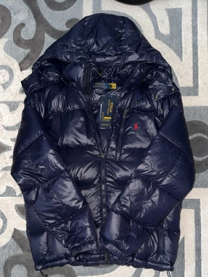 Polo Ralph Lauren Pufferjacka - Säljer denna Ralph Lauren Jackan Aldrig Andvänt Helt ny bästa kvaliten, Allting Funkar Scan allting samma.