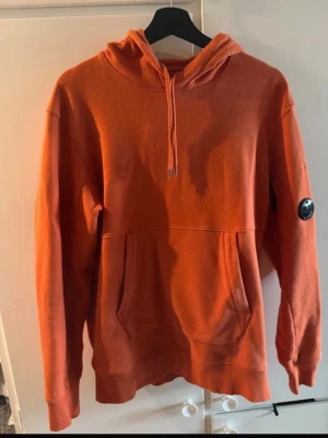 C.P company  - C.P company orange hoodie, storlek L men fit som M. 