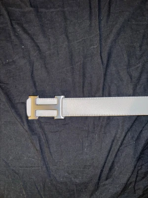 Hermens bälte  - Säljer detta fina bältet aldrig använt super bra skick och väldigt fräscht och snyggt. Det är i 110cm