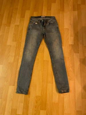 Blå skinny jeans från 157 Rocket - Snygga blå jeans från 157 Rocket med klassisk femficksdesign och skinny passform. Jeansen har en något tvättad look och smala ben. Perfekta till sneakers eller boots och funkar året runt.158-164