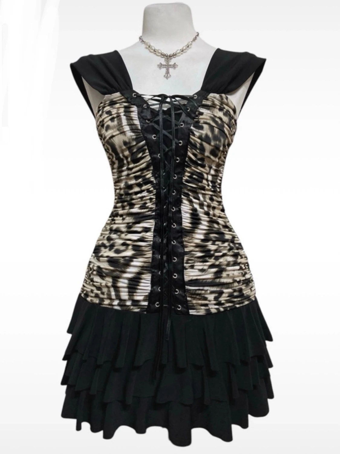 Leopardmönstrad kort klänning med korsettsnörning