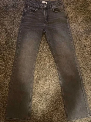 Gråa Jeans från Gina Tricot - Säljer ett par gråa Perfect Jeans från Gina Tricot. De har medelhög midja och sitter lite bootcut. Jeansen är i ett mjukt denimtyg och har en snygg tvättad look. Passar perfekt till en avslappnad stil och är riktigt bekväma.