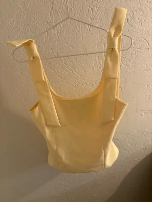 Gul populär topp Zara - Jättefin populär gul tröja från Zara med rosetter på axlarna, endast använd ett par gånger. Den är i storlek M men passar även S💞💞