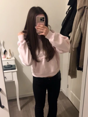 Rosa hoodie i mjukt och bekvämt material som passar perfekt för vardagsbruk. Hoodien har en avslappnad passform och en klassisk design som ger både stil och komfort. Enkel att matcha med jeans eller mjukisbyxor för en skön och trendig look. - Denna rosa hoodie är både mjuk och bekväm, med en avslappnad passform som gör den perfekt för vardagsbruk. Den klassiska designen med huva och framficka ger en sportig och trendig look, samtidigt som färgen tillför en lekfull och feminin touch. 