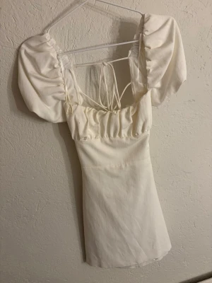 Vit studentklänning Zara - Jättefin vit klänning från Zara som endast är använd en gång. Fina detaljer i ryggen och ärmarna och den passar perfekt till studenten eller skolavslutning. I strl XS💞💞