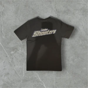 Trapstar London Shooters - Trapstar London Shooters T-shirt i strl M. Har klippt bort taggen syns på bild 3. Skicket är okej. Pris kan diskuteras vid snabb affär.