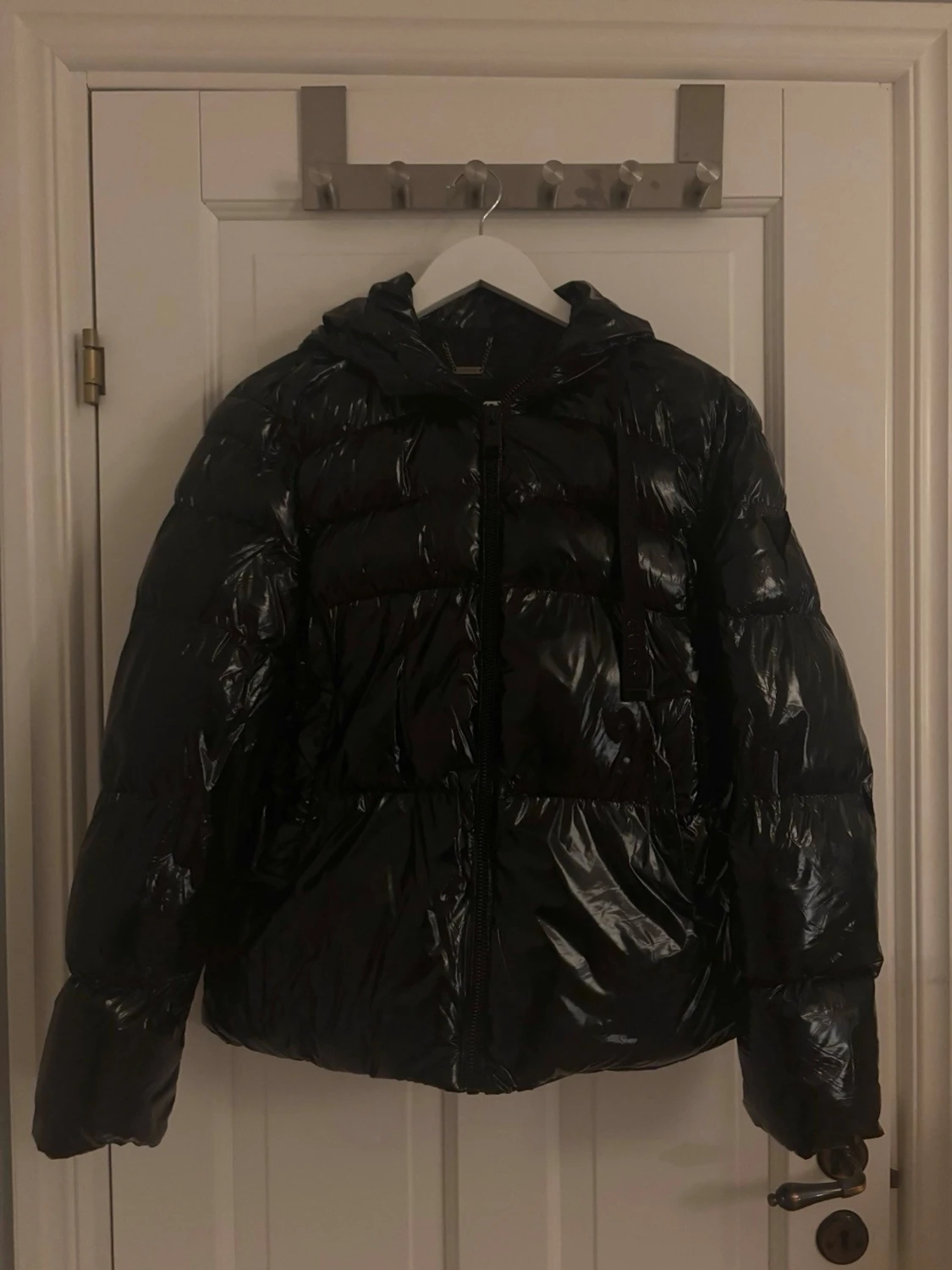 Svart pufferjacka från Guess - 1