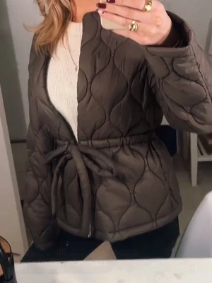 slutsåld hm jacka - Quiltad jacka i mörk mullvadsbrun färg. Väldigt fin passform med knytband i midjan. Endast använd en gång och är i nyskick. Jackan är slutsåld i butik. Perfekt till både vardag och höst/vår 