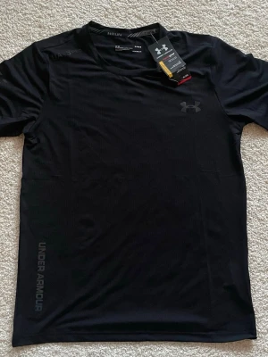 Under armor tränings T-shirt  - Köptes för 400 men var för stor för mig. Är helt ny och aldrig använd! Hör av er vid frågor eller funderingar