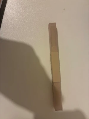 Multifunktionell sminkpenna i beige - Den är krämig och håller ett tag. Säljer en multifunktionell sminkpenna i beige plast med flera olika spetsar. Pennan har en smart design där du kan klicka fram olika färger, perfekt för ögonbryn eller eyeliner. Färgen är brun och pennan är smidig att ha med i väskan.