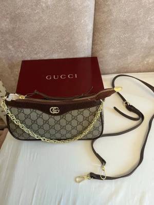 Handväska - Säljer en snygg axelväska. Modellen ophidia. Pris kan diskuteras lite! 