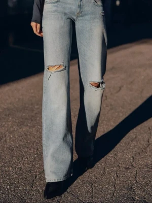 Vida jeans med hål - Från zara i storlek s. Använder inte då dem är försmå för mig❤️