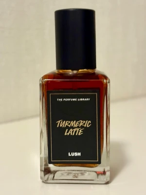 Turmeric Latte unisex parfym - Turmeric Latte från Lush, 30 ml. Ett moln av vanilj och tonka! Helt ny, oanvänd! Givetvis förvarad mörkt, torrt och svalt. 