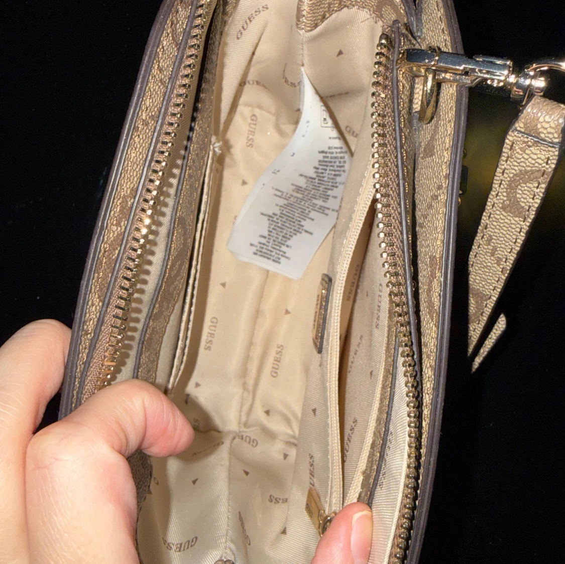 Beige handväska från Guess - 2