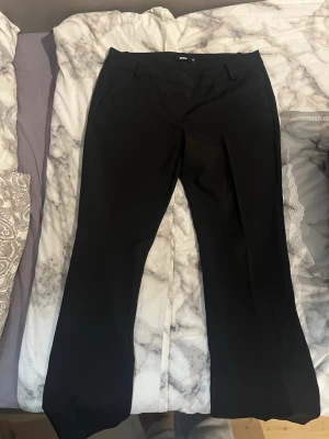 Oanvända lågmidjade Bikbok kostymbyxor storlek 40 - Fina populära kostymbyxor från Bikbok i storlek 40. Dom är förstora för mig i midjan och byxorna, passar dom som har bredare höfter/ midja. 