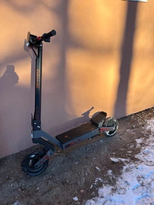 Kugoo Kukirin G2 El-scooter - Kugoo Kukirin G2 el-scooter med robust ram och stora däck för terräng. Utrustad med bred fotplatta, stötdämpning och kraftfull motor. Något smutsiga hjul men i gott skick, inga synliga större skador. Perfekt för både stad och offroad.