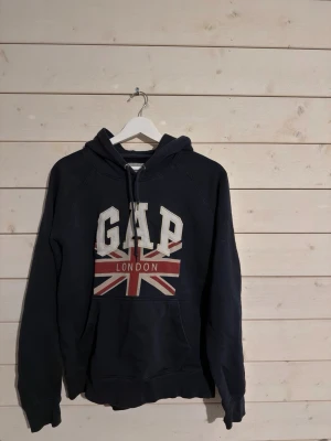 Gap hoodie - Gap hoodie i storlek small. Fint skick, gör en bundle om ni vill ha ett schysst pris. Hör av er om ni vill ha fler bilder.