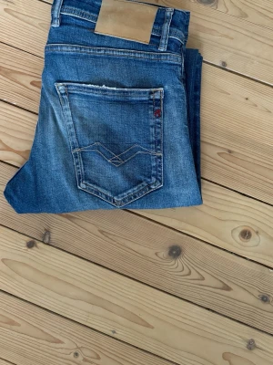 Replay jeans - Säljer ett par klassiska blå jeans från Replay i modellen grover (slim fit). Storlek W31 och L34. De är i bra skick och är lite tighta på mig som är 188cm och väger 77kg men längden passar bra. 
