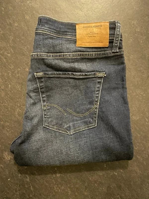 Jack&Jones jeans - Säljer et par blåa Jack&Jones jeans med snygg tvätt, storlek 31/30, straight fit. Mycket bekväma jeans och är lite stretchiga. Mycket fint skick där de har använts fåtal gånger.                                Nypris 800kr                                               Fråga gärna om fler bilder eller om det är något ni generellt undrar!                                       Checka in profilen för liknande jeans!