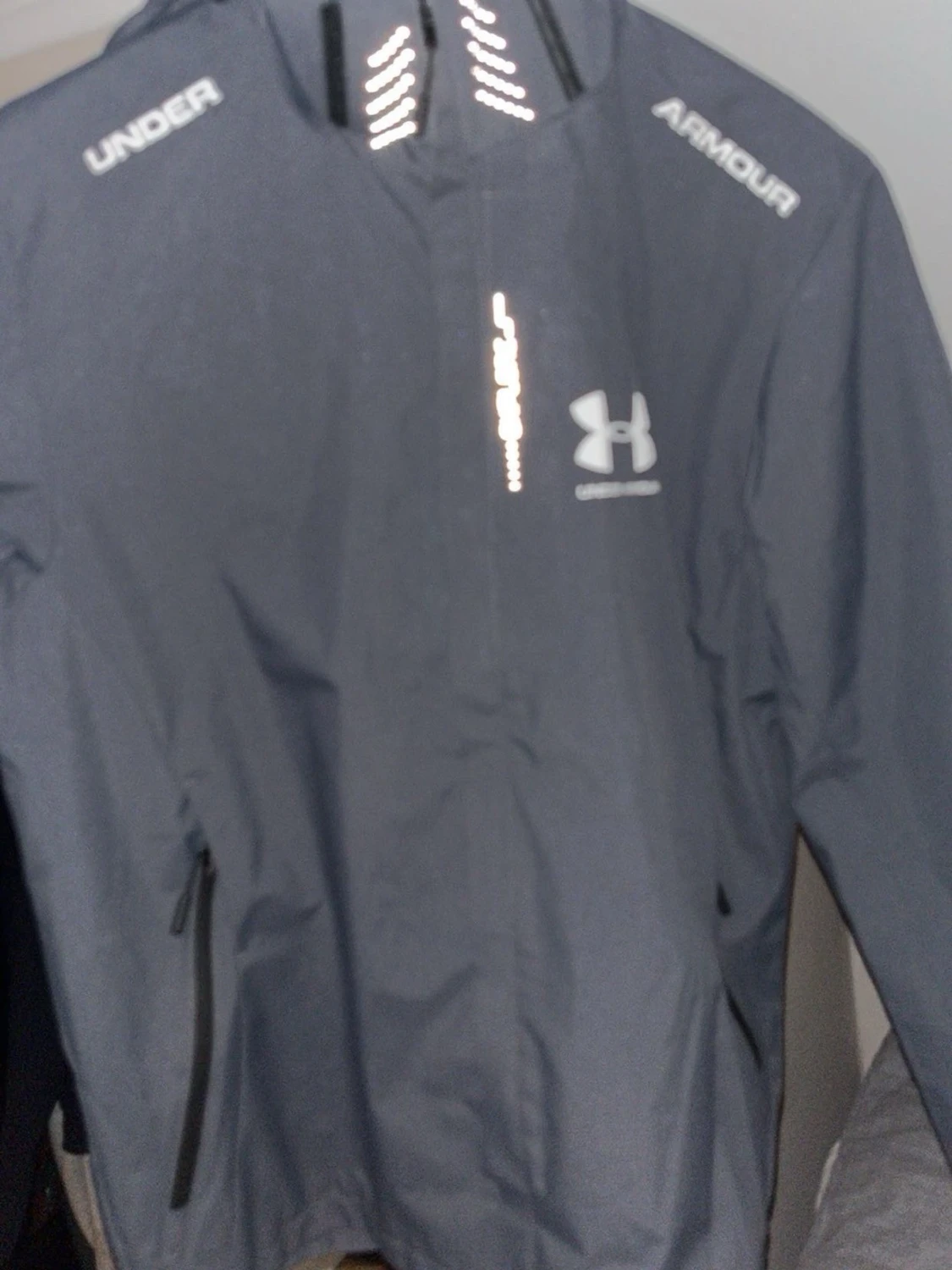 Grå vindjacka från Under Armour