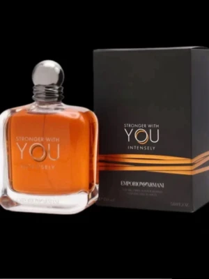 Stronger With You Intensely parfym - En stilren parfym från Emporio Armani med modern design. Volym: 100 ml. Perfekt för dig som vill sticka ut med en ikonisk doftflaska i samlingen. Inte äkta men identisk doft enligt mig, jag märker inte skillnad och bättre pris 😉