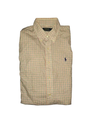 Rutig skjorta från Polo Ralph Lauren - Klassisk rutig skjorta från Polo Ralph Lauren i vitt med röda och blå rutor. Skjortan har lång ärm, knappar framtill och den ikoniska broderade loggan på bröstet. Tillverkad i mjuk bomull och har en tidlös passform som funkar till allt.