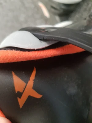 Inlines från Atlanta strl 34 svart/orange - Säljer ett par Atlanta inlines i storlek 34. Skalet är svart och grått med orange detaljer och hjul. Innerskon är mjuk och orange för extra komfort. Två spännen för enkel justering och stabilitet. Perfekta för dig som vill cruisa runt i parken.