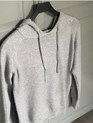  Kashmir Hoodie  - Väldigt fin passar till alla tillfällen om man vill ha en lite varmare tröja har lite hål små hål som det är lätt att bara säta ett liten styng kan skicka bild på det om är intresserad eller bara undrar om någon så tveka inte att skriva svarar nästan direkt 