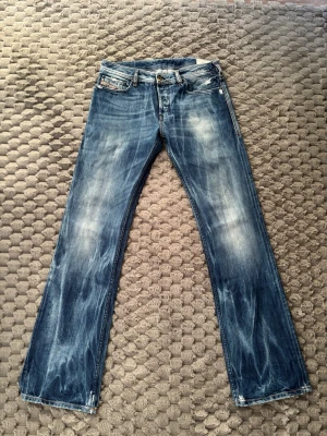 Diesel jeans Bootcut  - Skick: 9/10 || Storlek: 30/34 || Pris: 949 || Inga defekter || Passar längd 175–180 || Mått A: 41 cm B: 112 cm Benöppning: 23,5 cm || Hör av er vid frågor! 