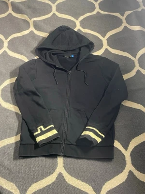 J Lindeberg tröja - En riktigt fet j lindeberg hoodie med snygg text på luvan. Den är i bra skick och sitter som s/m👍