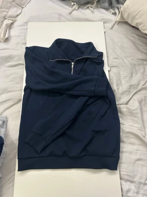 Snygg mörkblå tröja med zip.  - Mörkblå tröja med zip. Storlek m men passar även s
