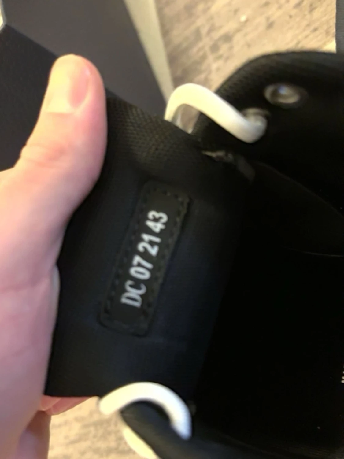 Svarta och vita sneakers med logga - 1