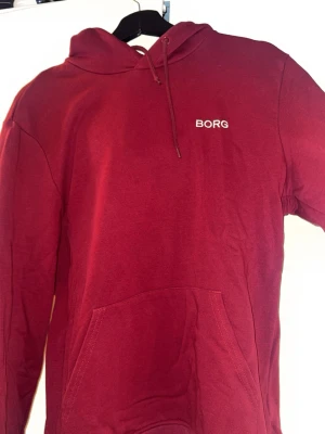 Röd Björn Borg hoodie  - Iprincip helt ny Björn Borg hoodie i storlek M. Tunt och luftigt material som är super skönt! 200 kr plus frakt 