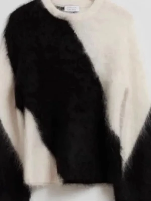 Svart vit stickad tröja &otherstories - Superfin stickad mohair tröja ifrån &other stories, kom gärna med prisförslag! Nypris 1500kr!