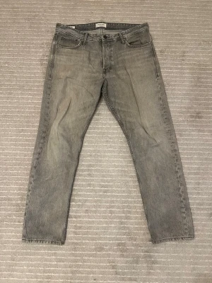  Jack & Jones Grå  jeans - Fin och fräsch - 33|32. Vid mer frågor är det bara art skriva!