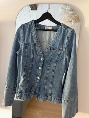 Jeanstopp med v-ringning från Gina🩷 - Jättesnygg jeanstopp från gina som är använd ksk 2-3 ggr🫶🏻 Säljs då den inte kommer till användning, skriv vid fler frågor🩷🩷