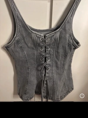 Jeanstopp med snöring - Säljer en jättecool och unik Jeanstopp med snörning!